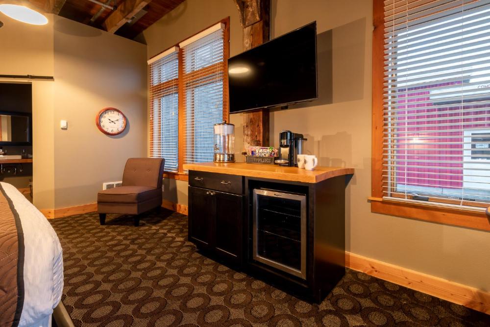 Deluxe King Room interior